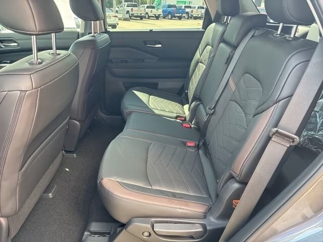2025 Nissan Pathfinder Platinum photo 3