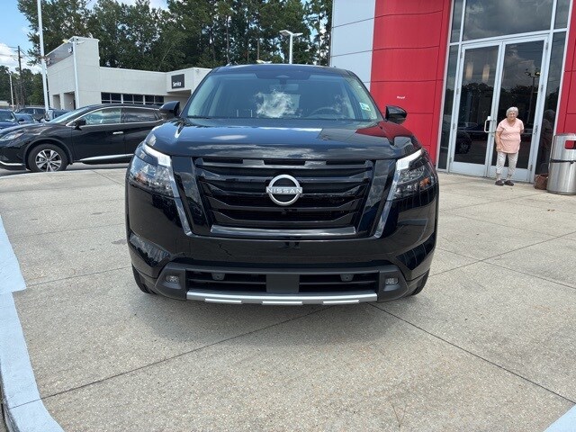 2025 Nissan Pathfinder Platinum photo 2