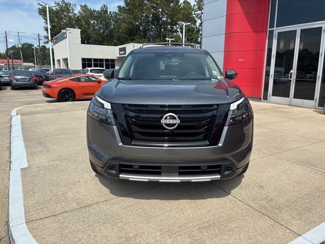 2025 Nissan Pathfinder Platinum photo 2