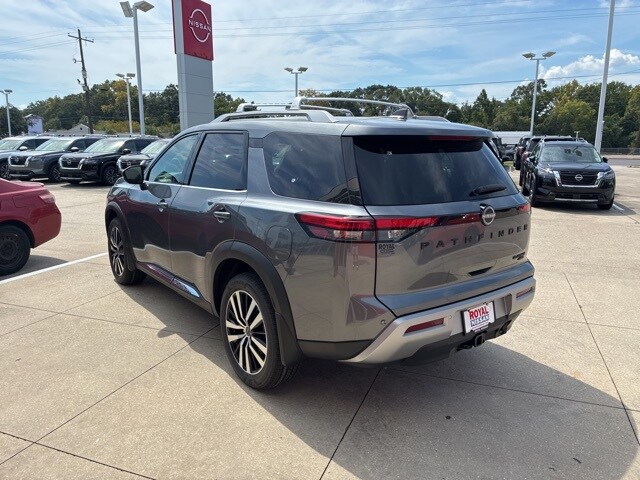 2025 Nissan Pathfinder Platinum photo 4