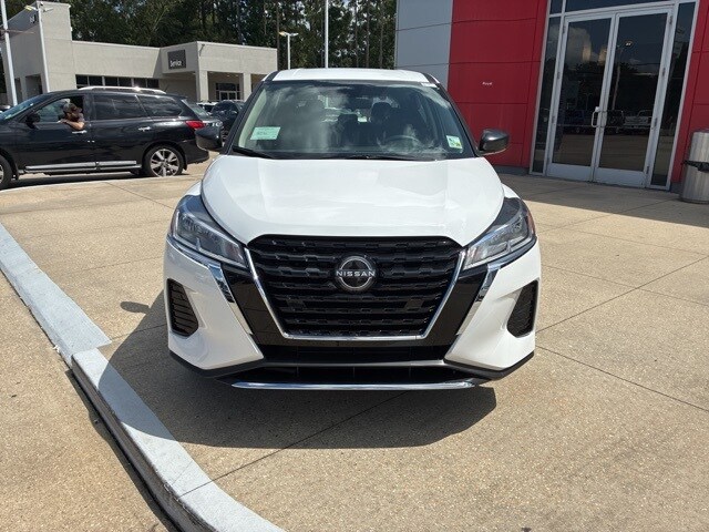 2025 Nissan Kicks Play S photo 2