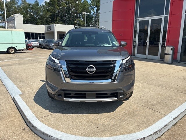 2025 Nissan Pathfinder SL photo 2