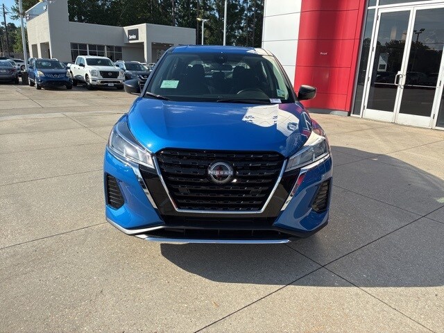2025 Nissan Kicks Play S photo 2