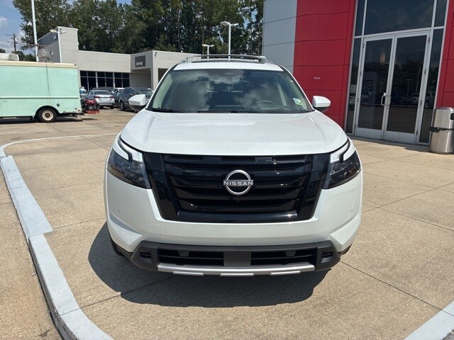 2025 Nissan Pathfinder Platinum photo 2