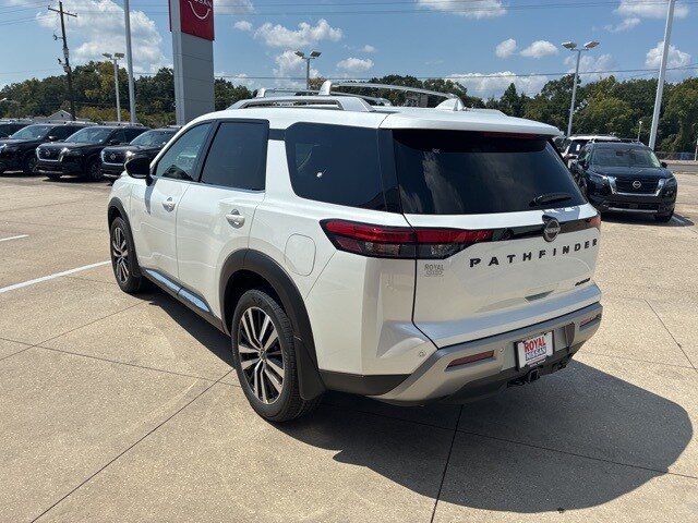 2025 Nissan Pathfinder Platinum photo 4