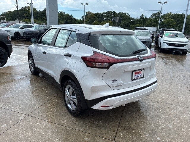 2025 Nissan Kicks Play S photo 2