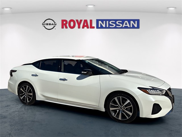 2023 Nissan Maxima SV's photo