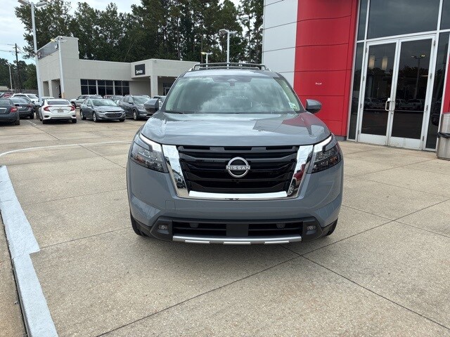 2025 Nissan Pathfinder Platinum photo 2