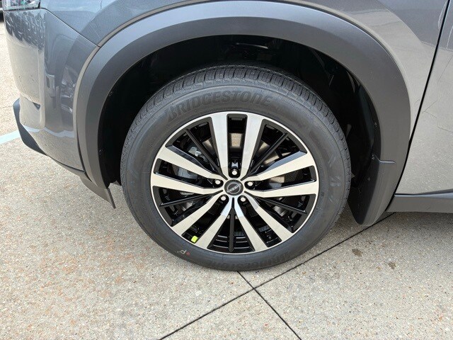 2025 Nissan Pathfinder Platinum photo 3
