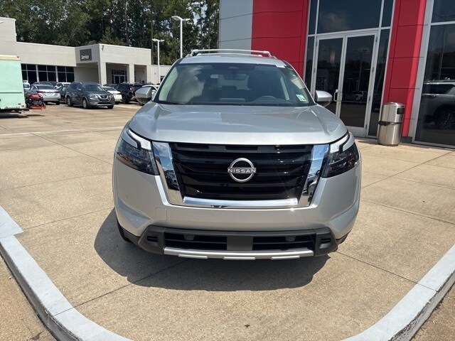 2025 Nissan Pathfinder SL photo 2