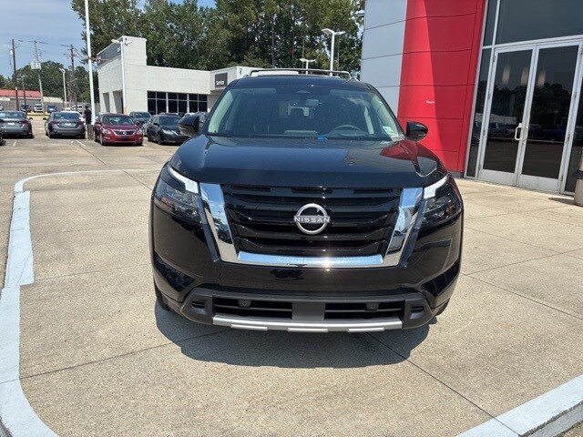 2025 Nissan Pathfinder Platinum photo 2