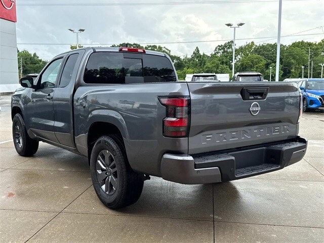 2025 Nissan Frontier SV photo 2