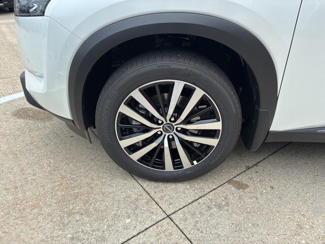 2025 Nissan Pathfinder Platinum photo 2