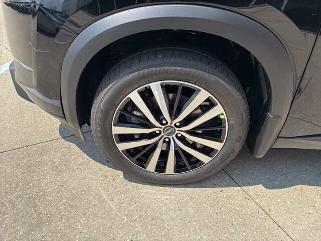2025 Nissan Pathfinder Platinum photo 3