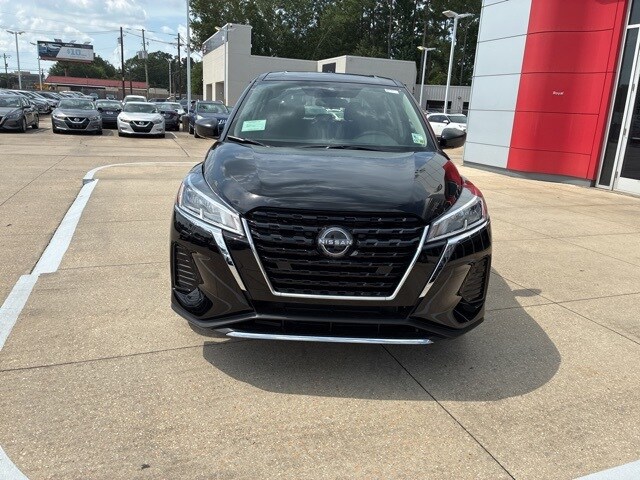2025 Nissan Kicks Play S photo 2