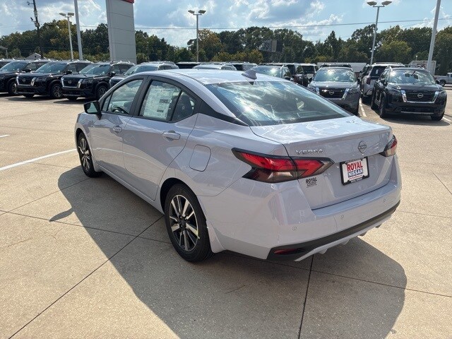 2025 Nissan Versa 1.6 SV photo 4