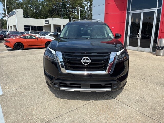 2025 Nissan Pathfinder Platinum photo 2