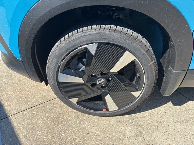 2026 Nissan Kicks SR photo 3