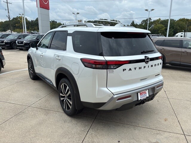 2025 Nissan Pathfinder Platinum photo 3