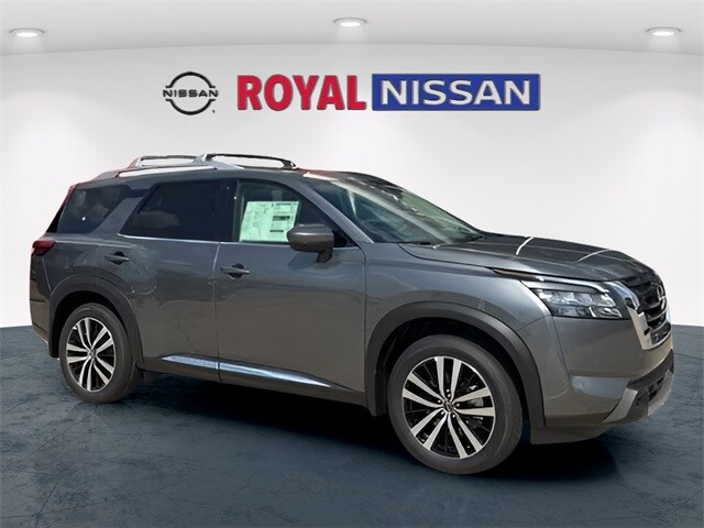 2025 Nissan Pathfinder Platinum's photo