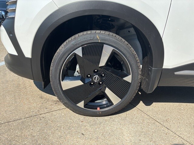 2026 Nissan Kicks SR photo 3
