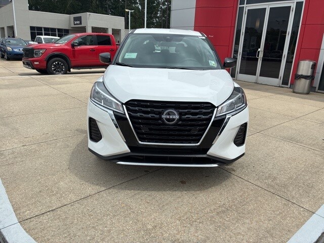 2025 Nissan Kicks Play S photo 2