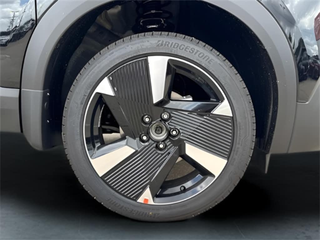 New 2025 Nissan Kicks SR SUV