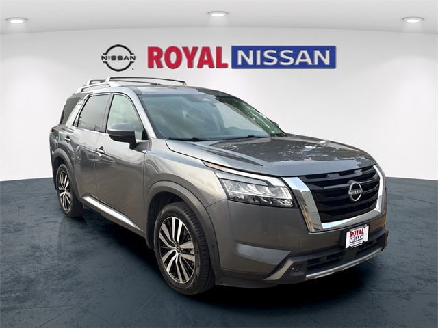 2023 Nissan Pathfinder Platinum's photo