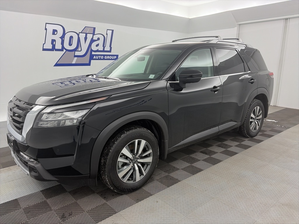 2025 Nissan Pathfinder SL