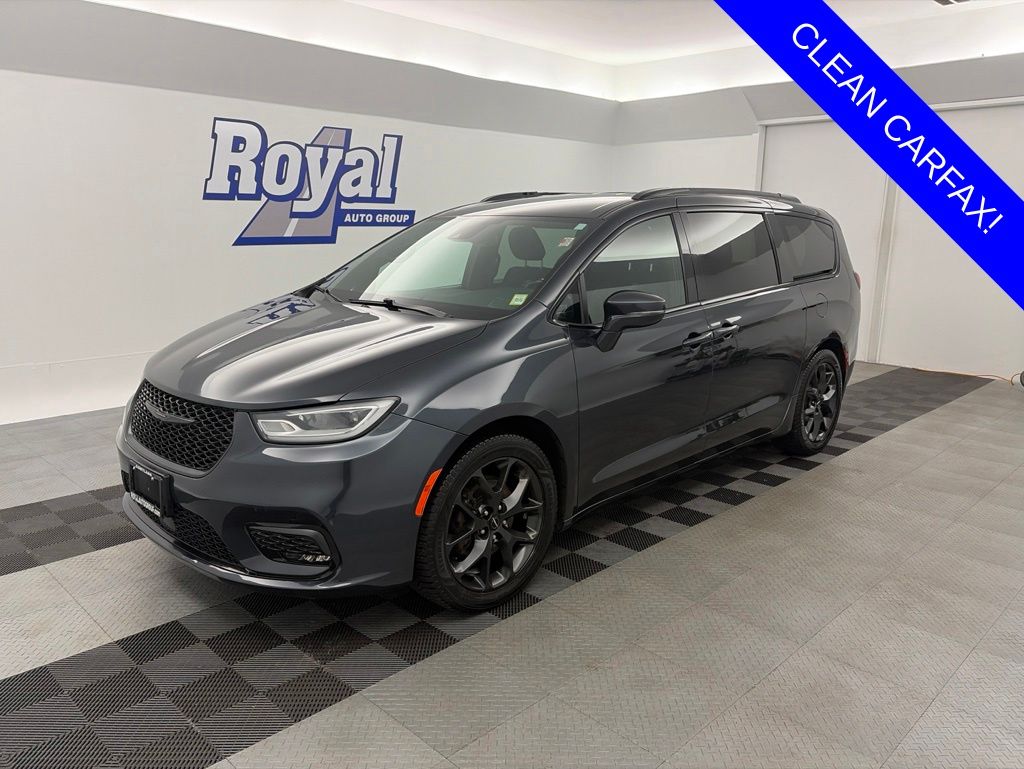 2021 Chrysler Pacifica Touring's photo