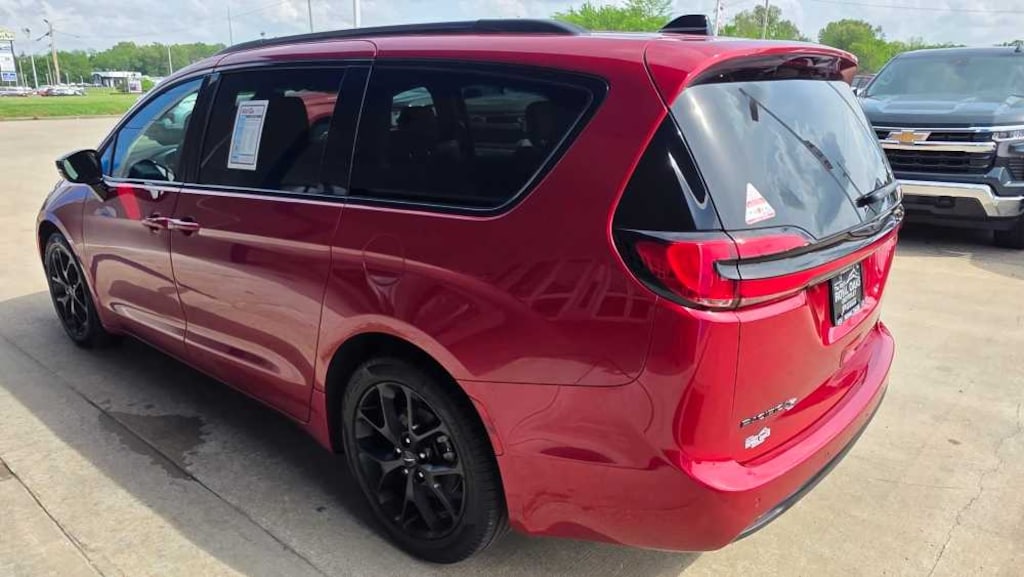 Used 2025 Chrysler Pacifica Limited FWD