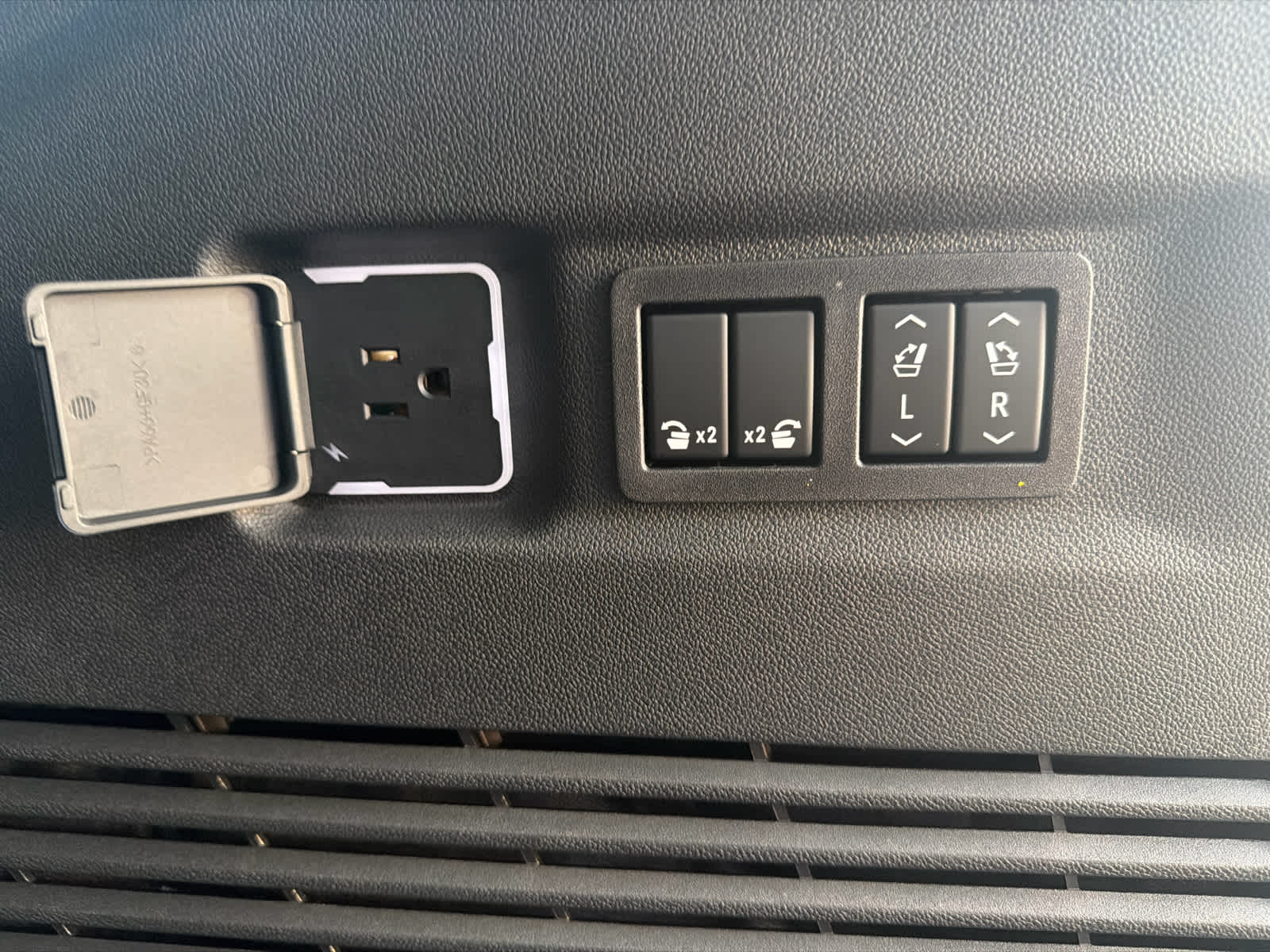 2026 Chevrolet Suburban LT - Photo 32