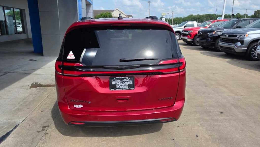 Used 2025 Chrysler Pacifica Limited FWD