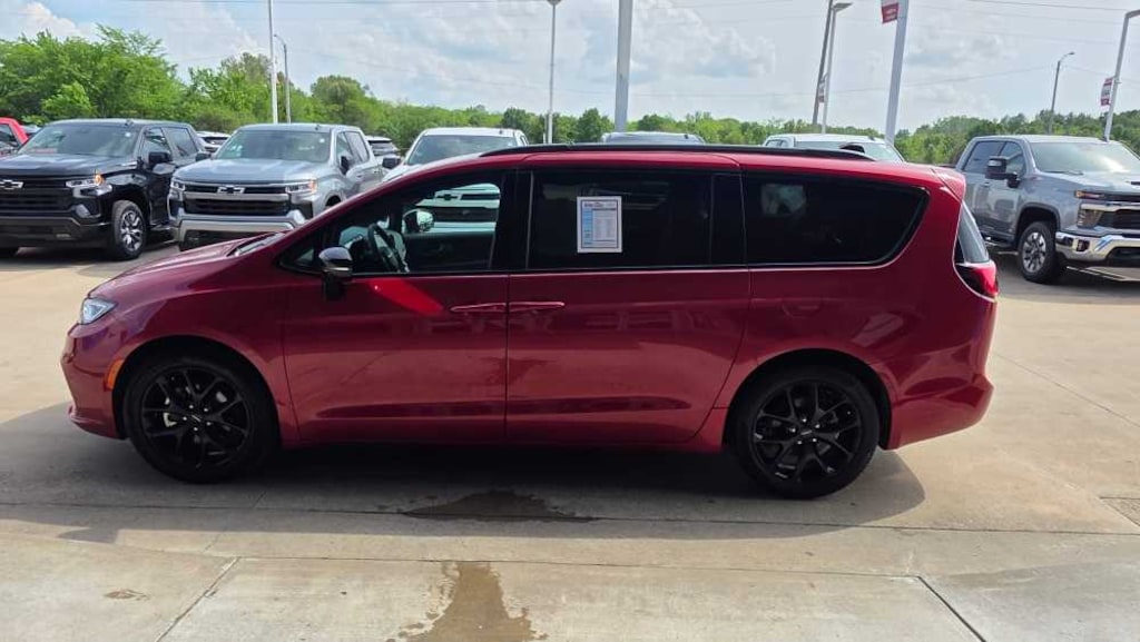Used 2025 Chrysler Pacifica Limited FWD