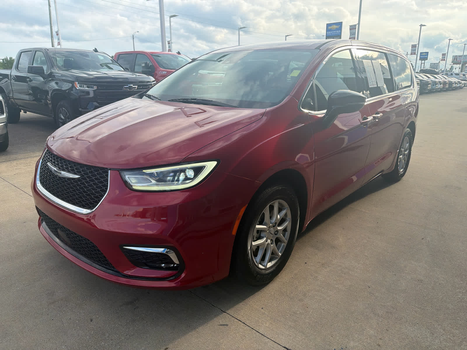 2025 Chrysler Pacifica Select's photo