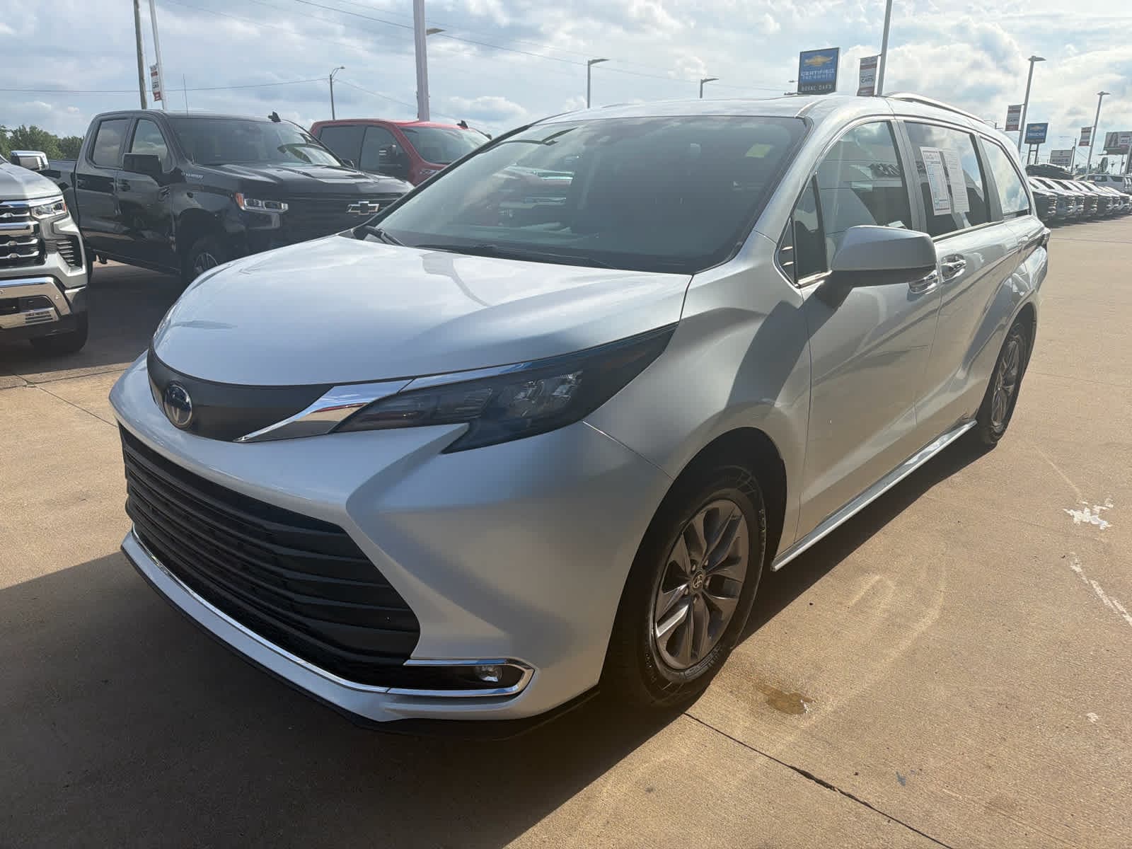 2024 Toyota Sienna XLE 7-Passenger Hybrid FWD's photo