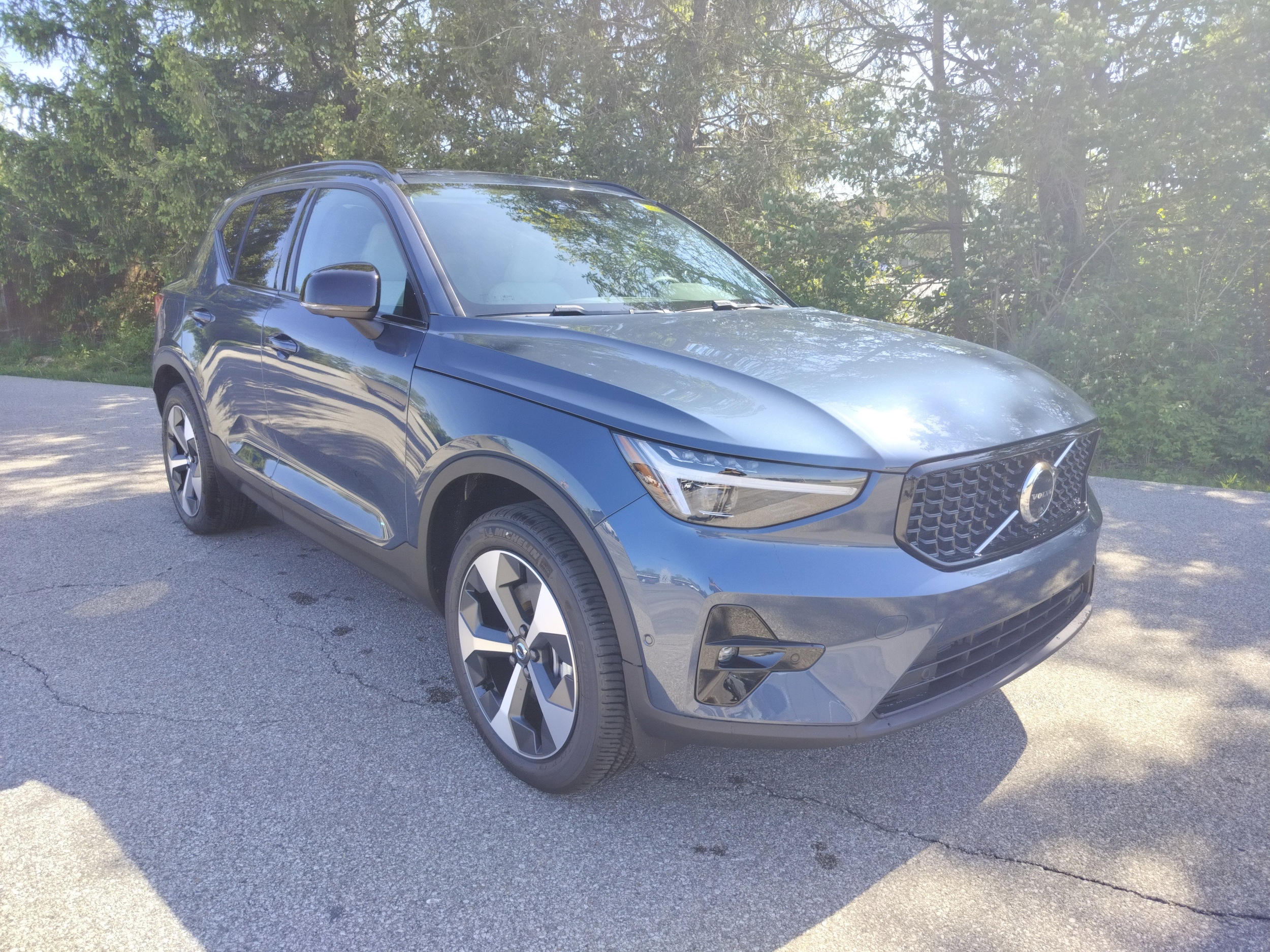 2026 Volvo XC40 B5 Plus Dark AWD's photo