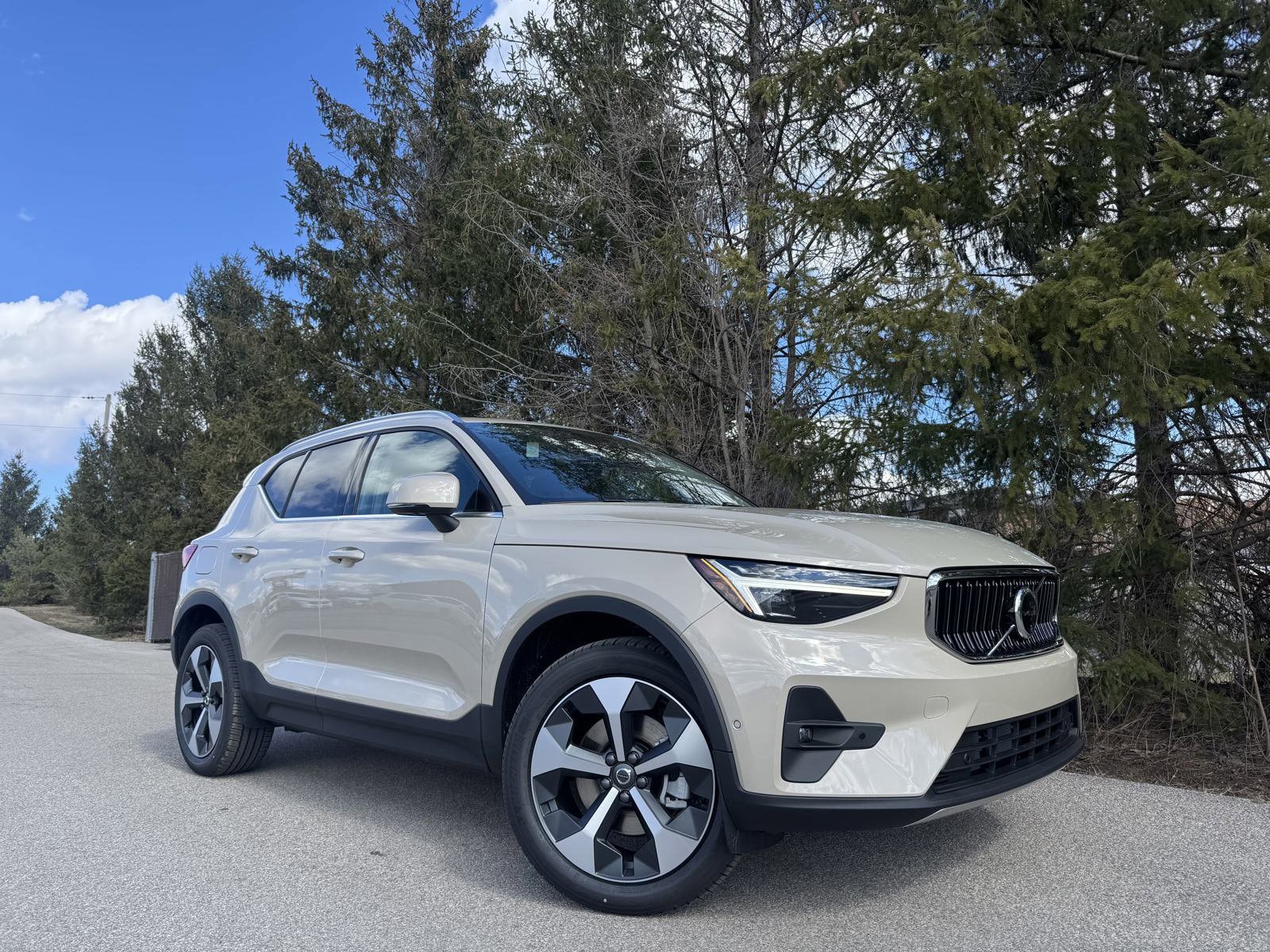 2025 Volvo XC40 SUV 