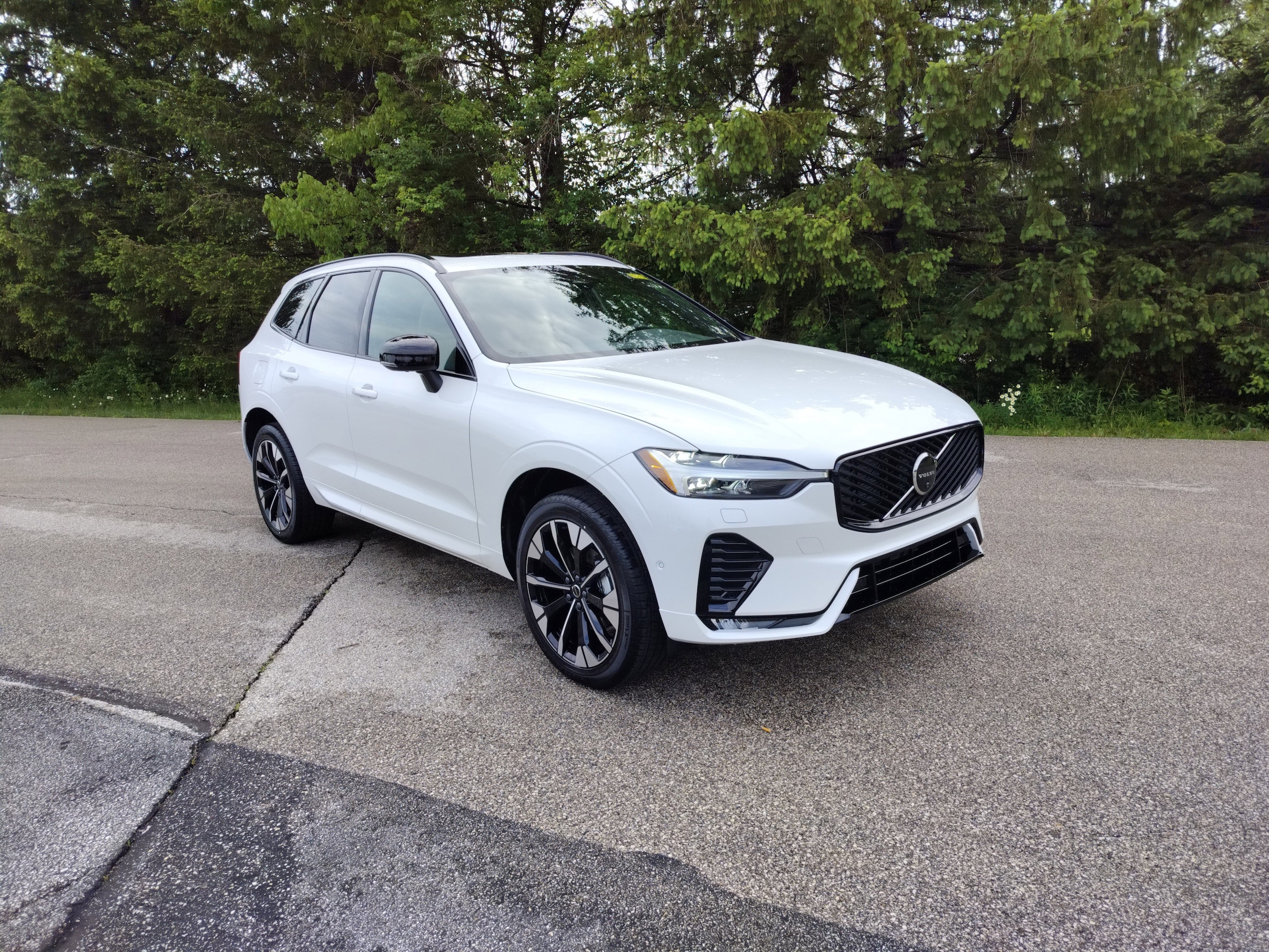 2026 Volvo XC60 B5 Plus Dark AWD's photo