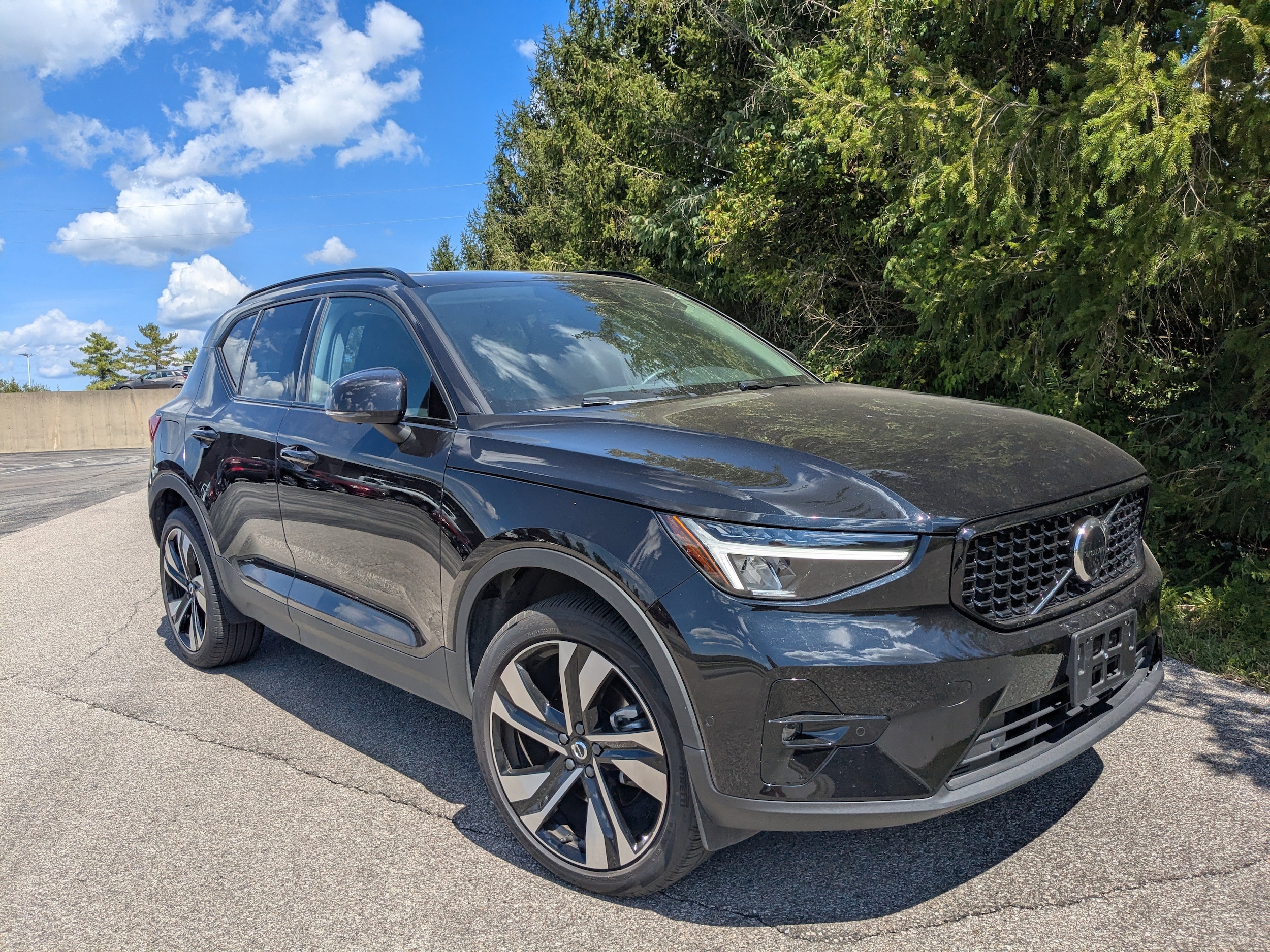 2025 Volvo XC40 B5 Plus Dark Theme