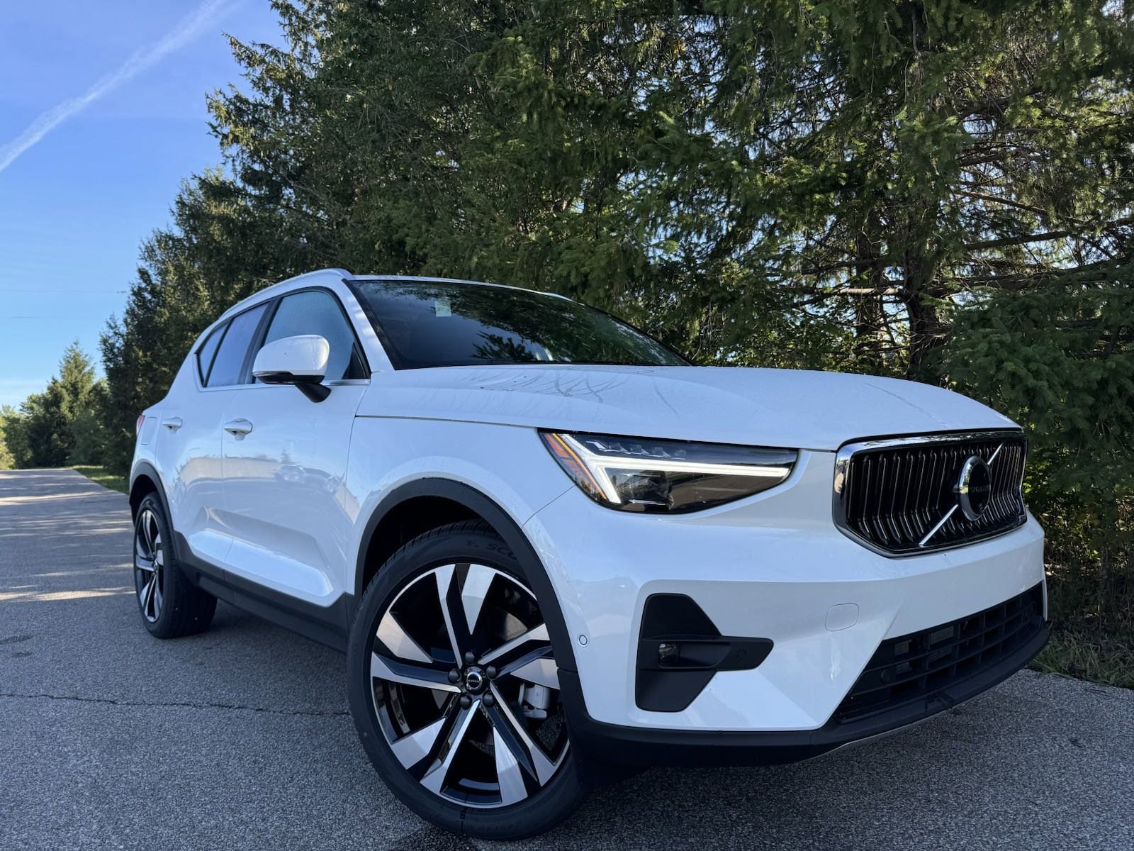 2025 Volvo XC40 SUV 
