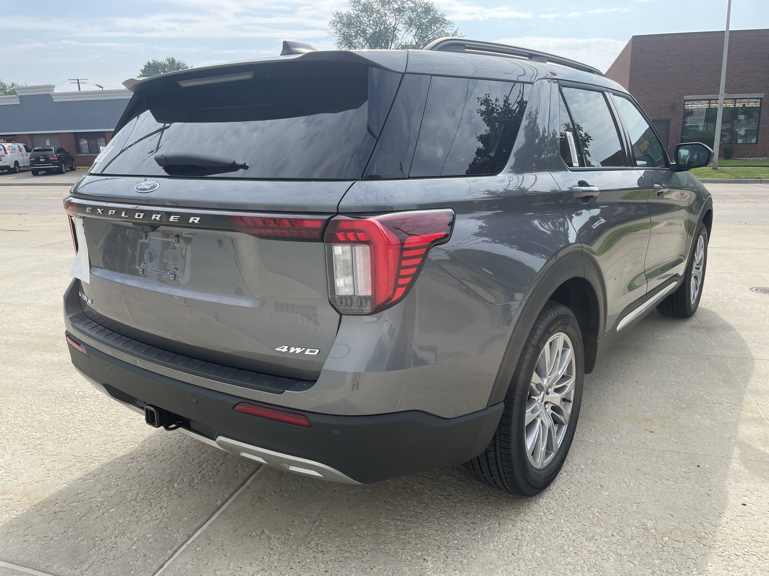 2025 Ford Explorer photo 4