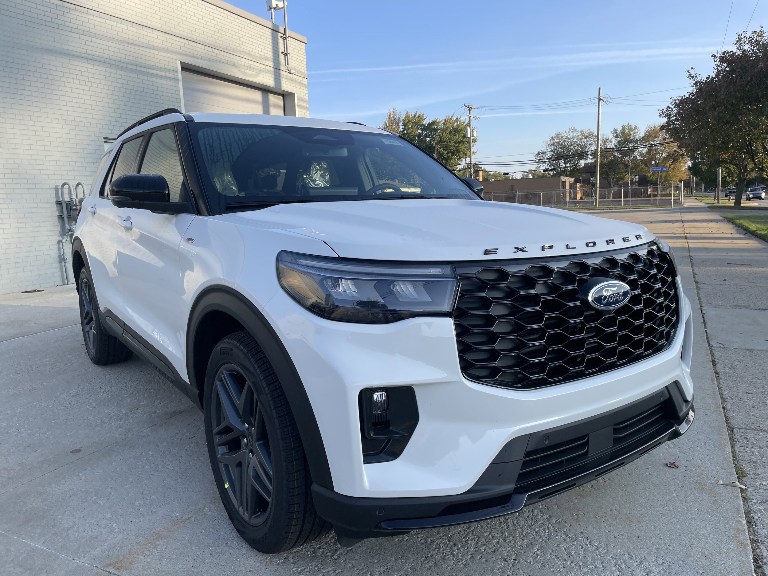 2025 Ford Explorer ST-Line photo 2