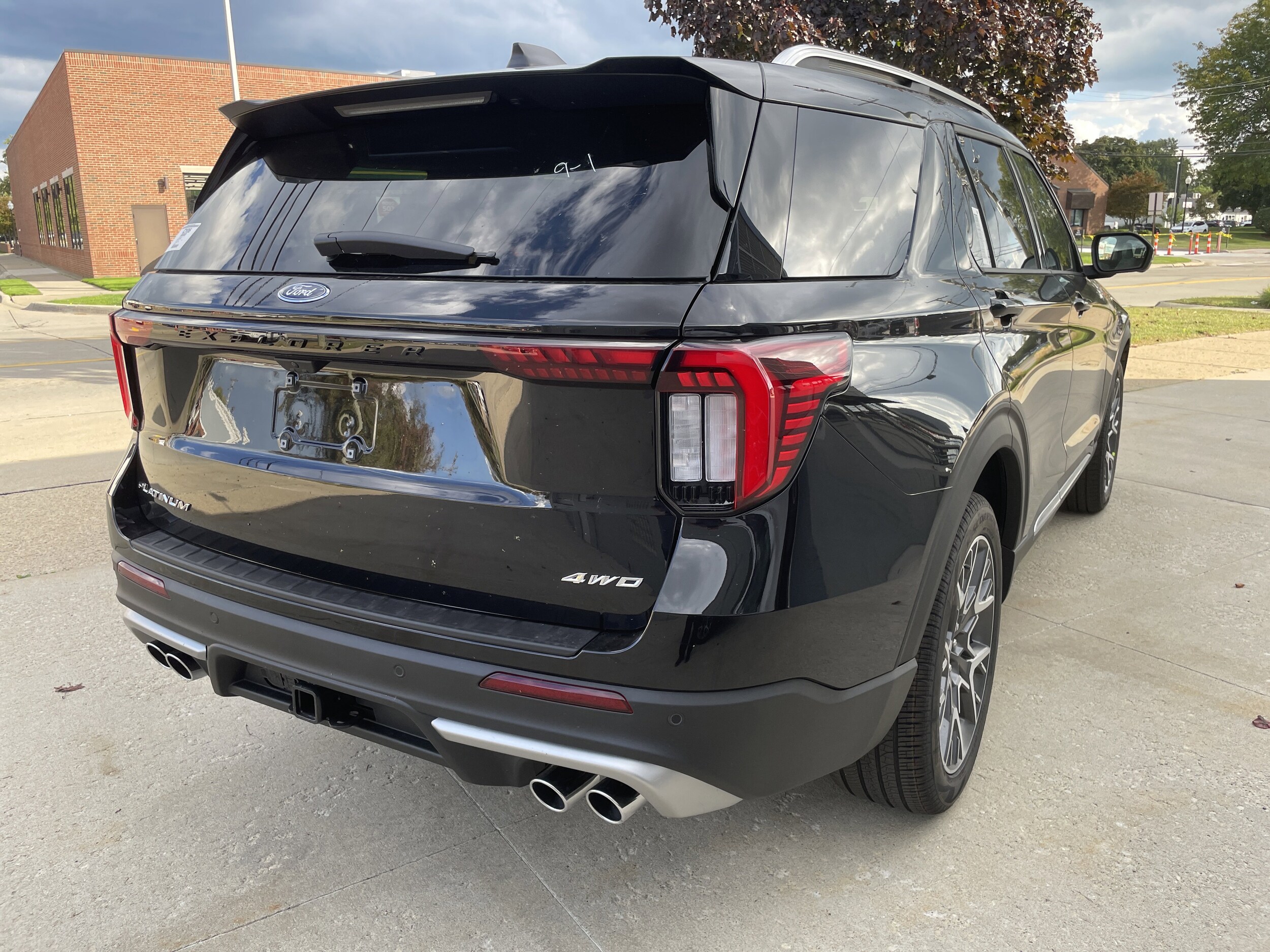 2025 Ford Explorer Platinum photo 3