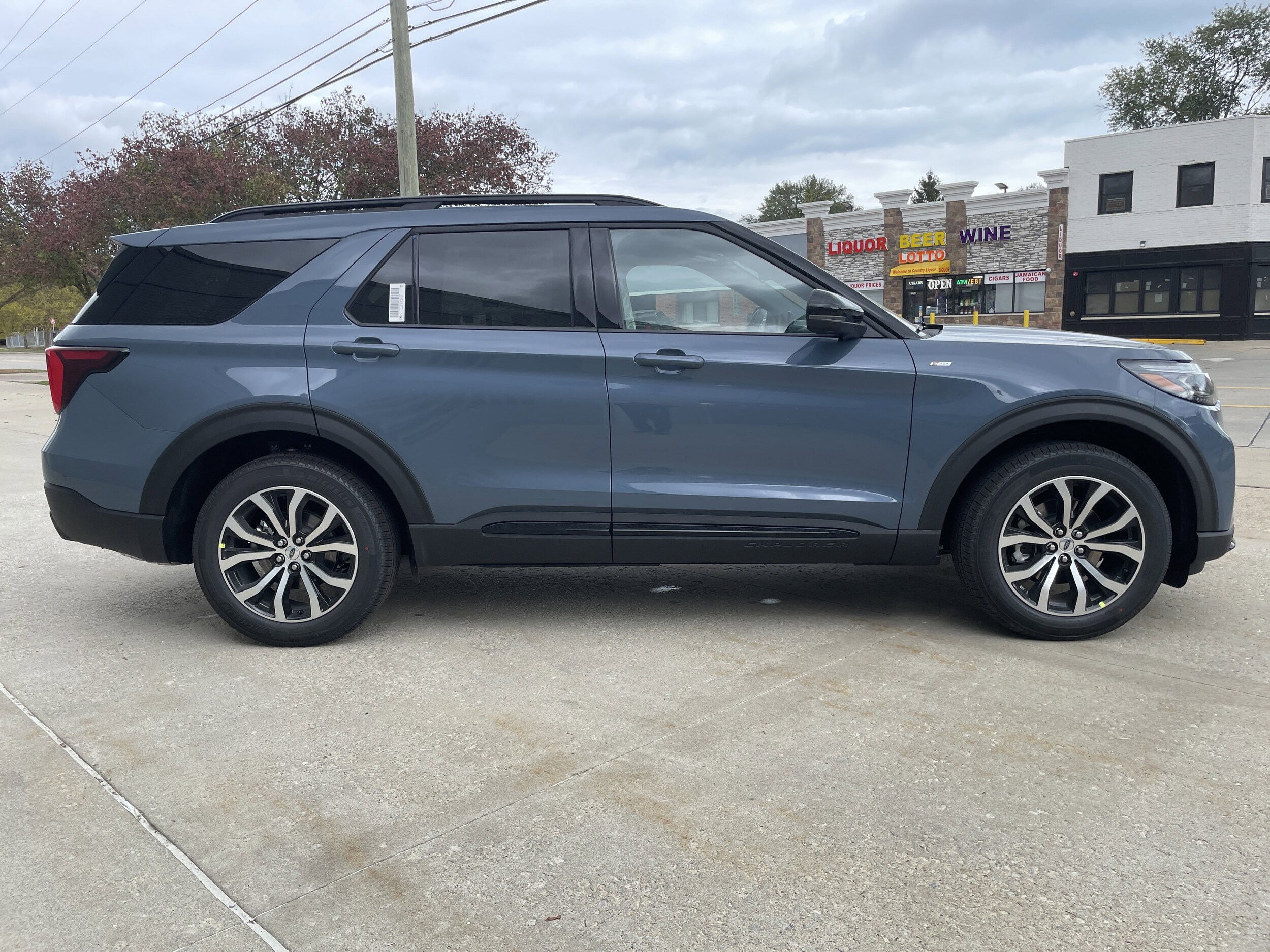 2026 Ford Explorer ST-Line photo 4