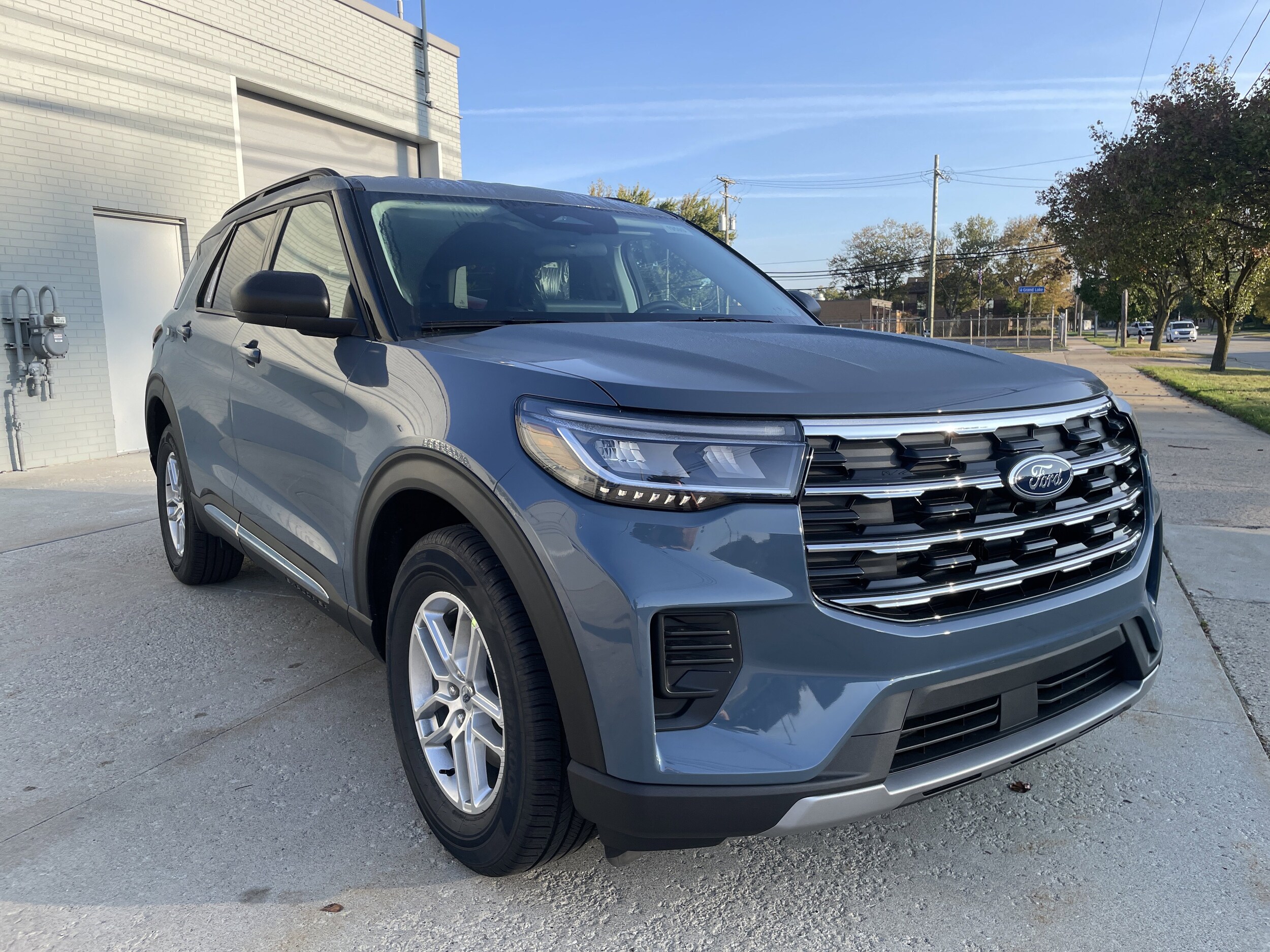 2025 Ford Explorer photo 2
