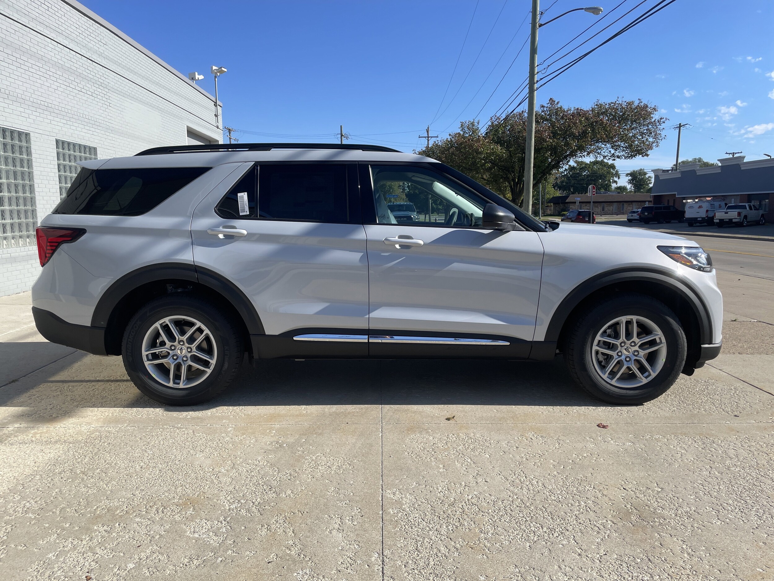 2025 Ford Explorer photo 2