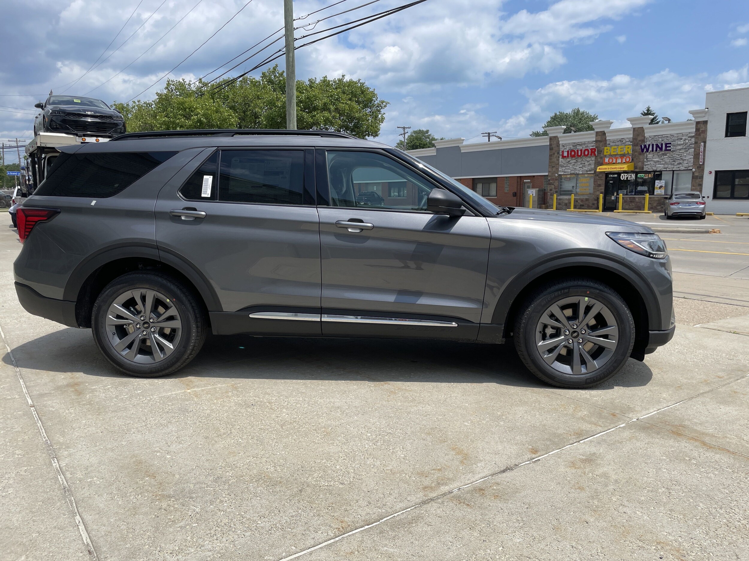 2025 Ford Explorer photo 2