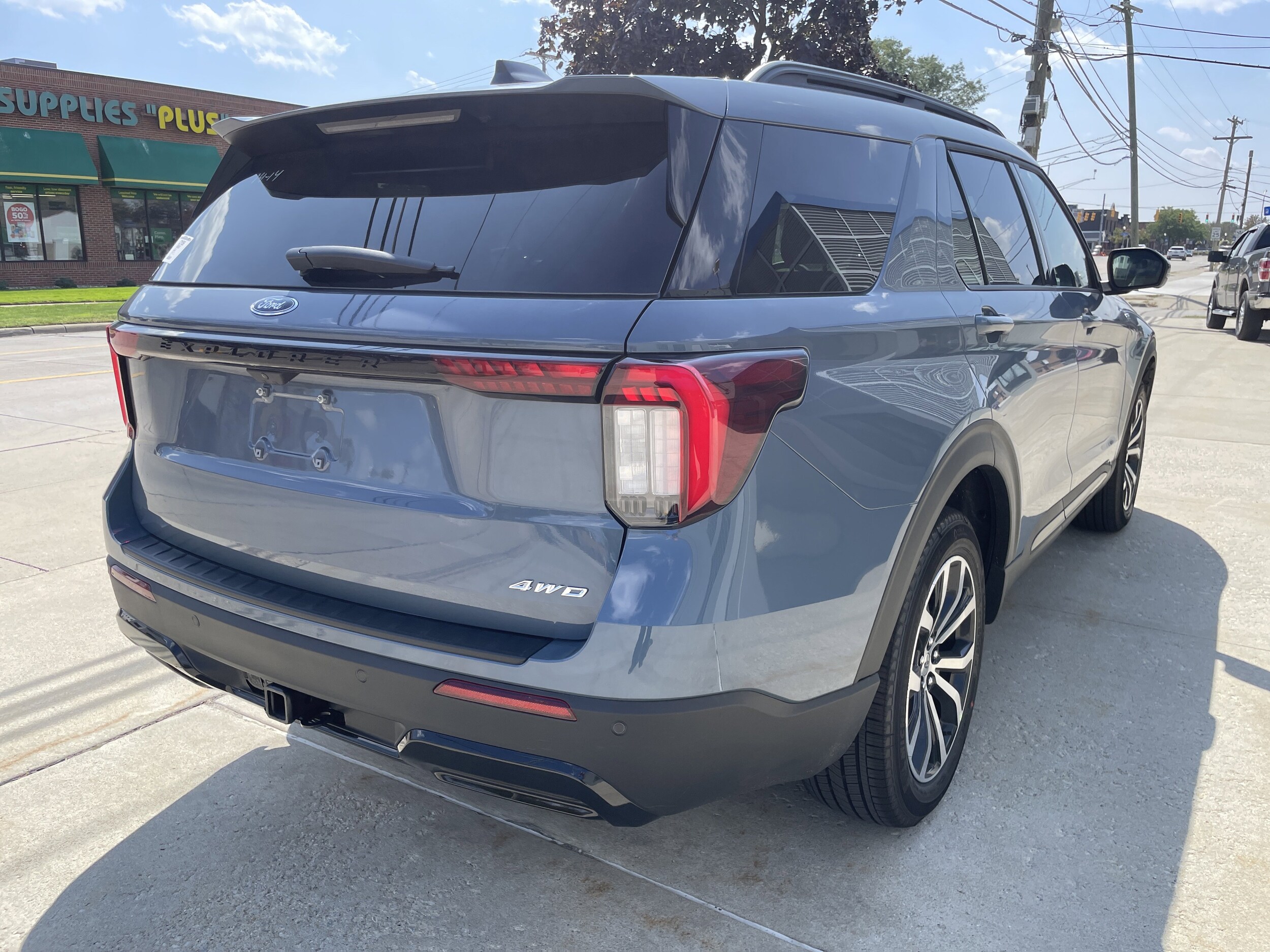2025 Ford Explorer ST-Line photo 2