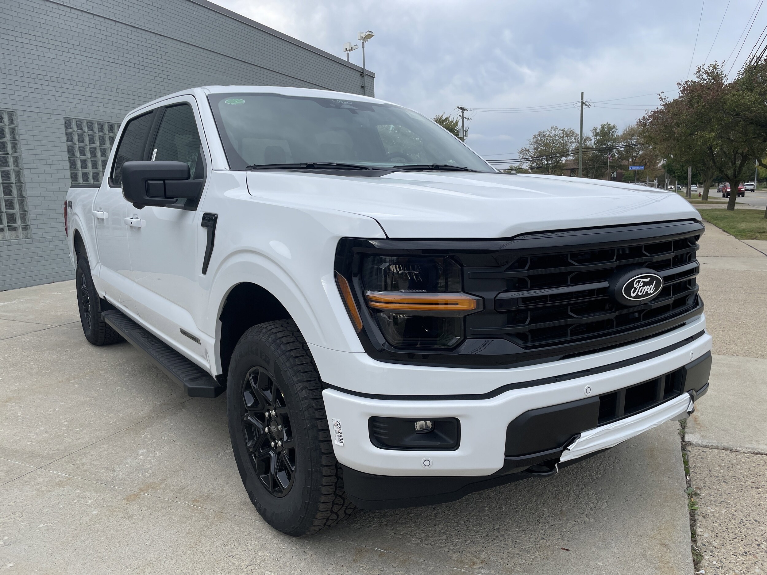 2025 Ford F-150 XLT photo 2
